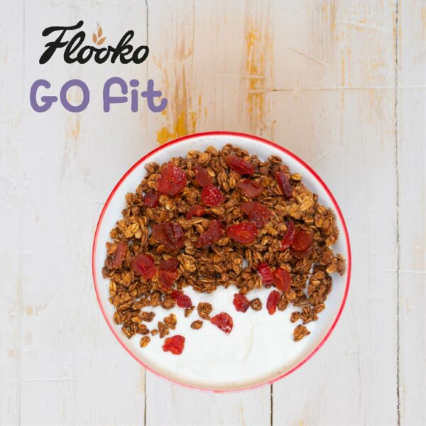 Crunchy granola Flooko GoFit aux pétales de fraises et cerises séchées – Image 3