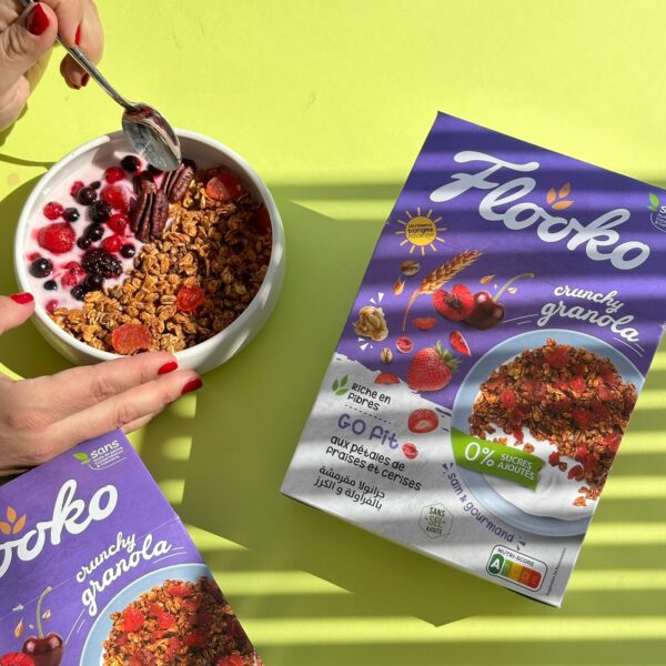 Crunchy granola Flooko GoFit aux pétales de fraises et cerises séchées – Image 2