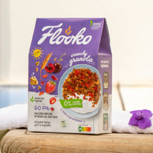 Crunchy granola Flooko GoFit aux pétales de fraises et cerises séchées
